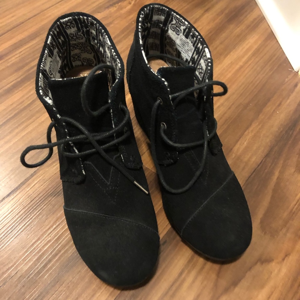 TOMS’s wedge suede boots